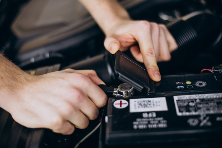 Jak dbać o akumulator – poradnik dla kierowców
